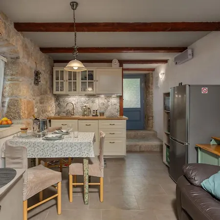 Vikendica Cozy In With Jacuzzi