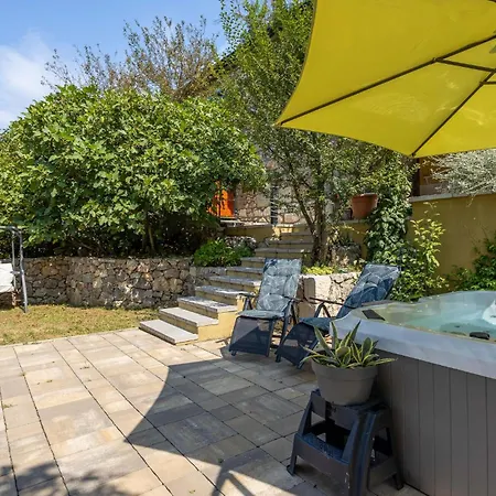 Prázdninový dům Cozy In With Jacuzzi